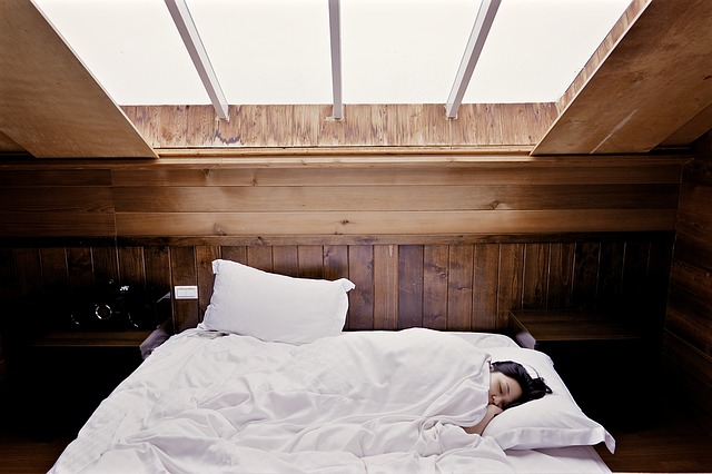 postel v podkroví