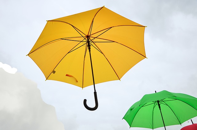 dva barevné deštníky