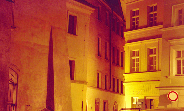 osvětlené fasády domů v centru Prahy