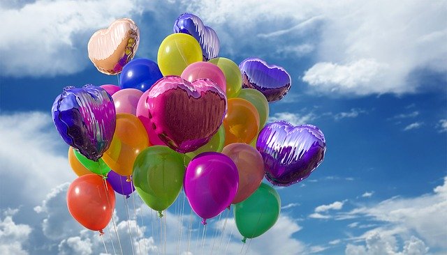 Letící barevné balónky